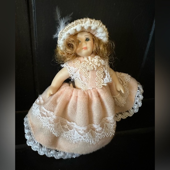 SET OF 3 PORCELAIN DOLLS - Picture 4 of 7